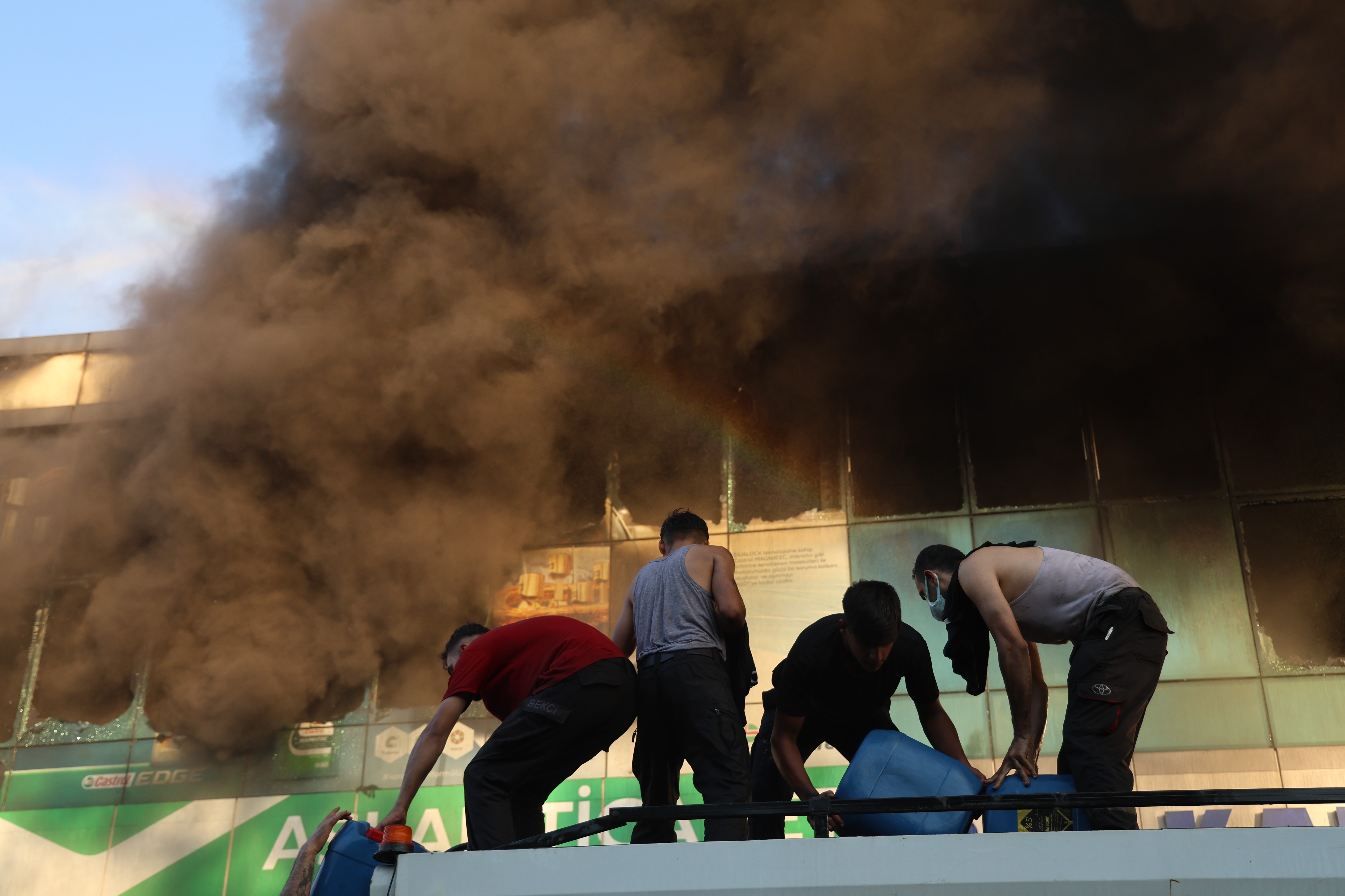 Diyarbakır'ın Yenişehir ilçesinde oto yedek parçacıda çıkan yangın 3 iş yerine daha sıçradı