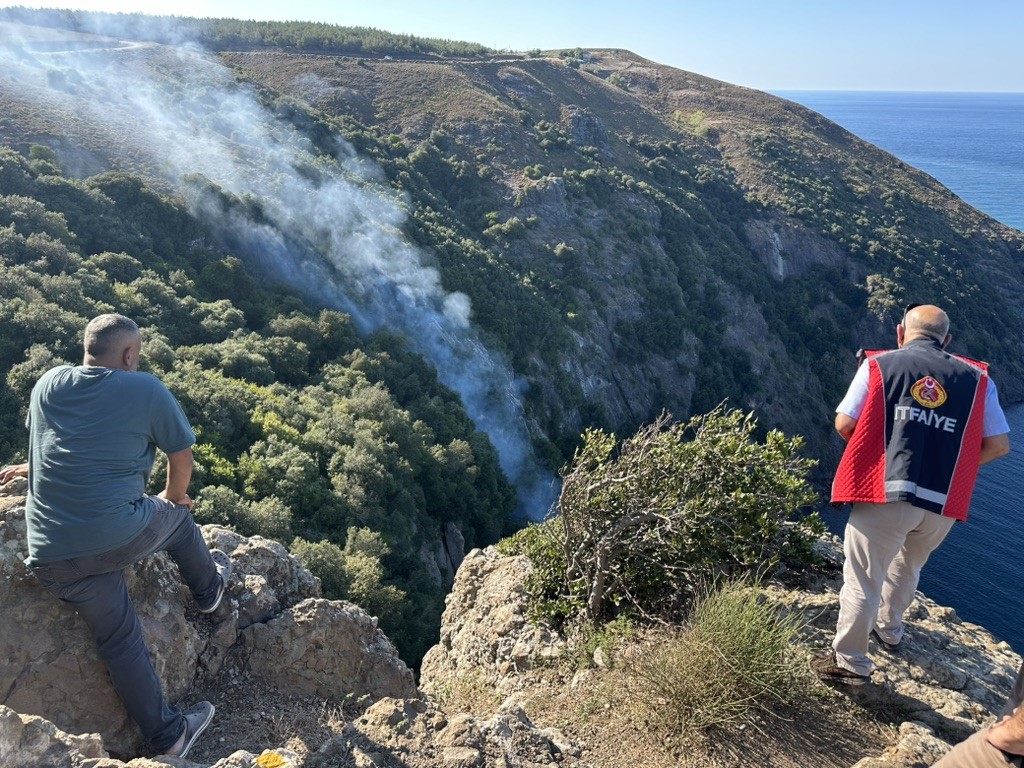 Sinop'ta itfaiye eri yangın söndürürken uçurumdan düştü