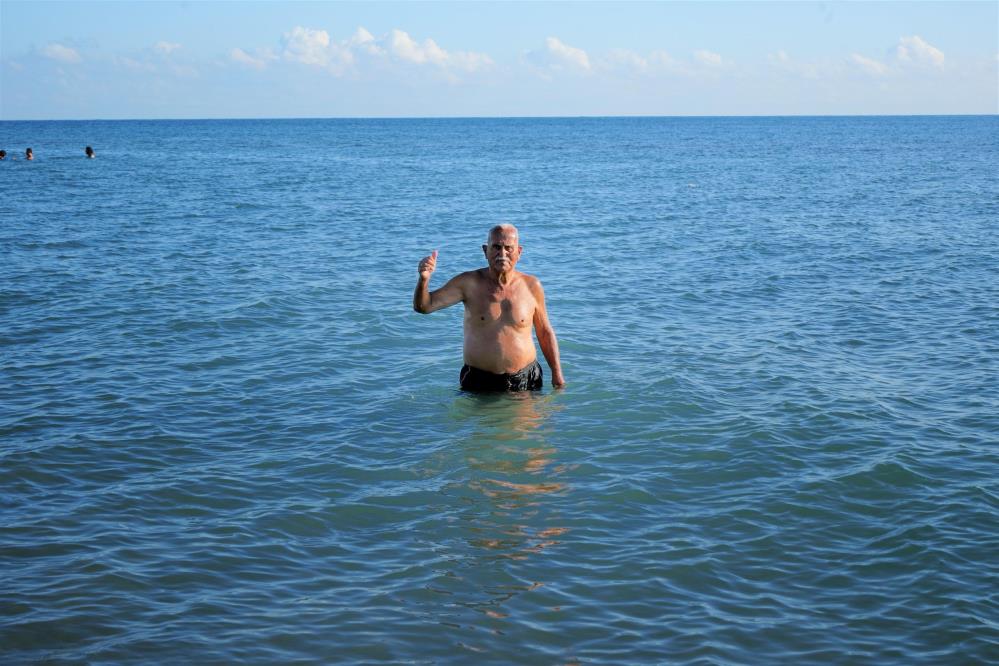 Samsun'un en yaşlı yüzücüsü Nurettin Topsakal'ın yüzme tutkusu