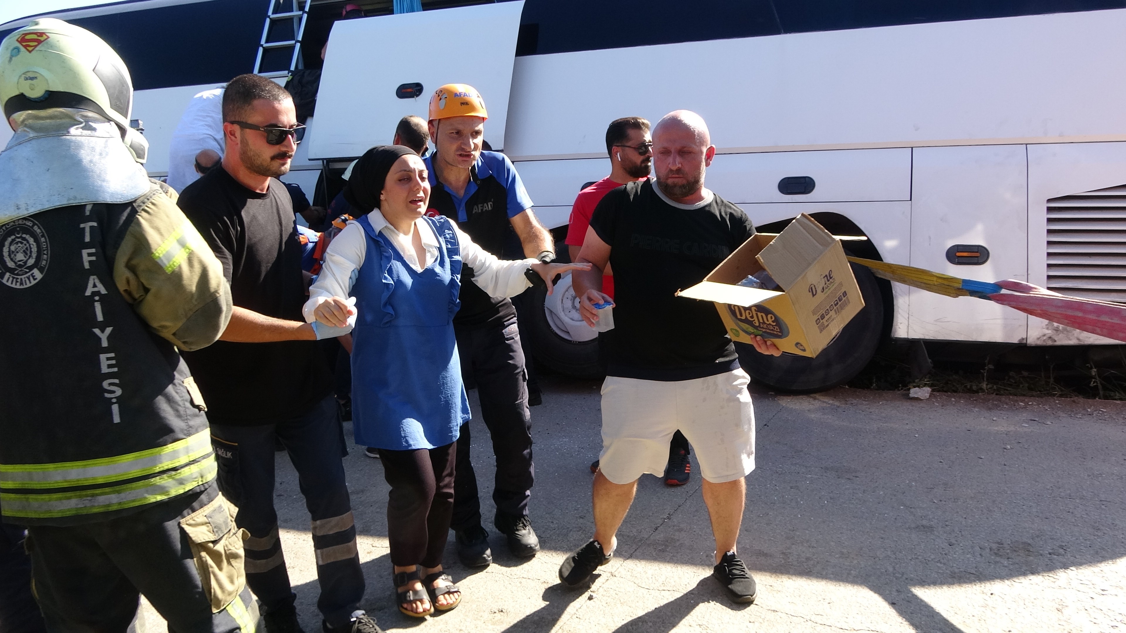 Kocaeli'nin Kartepe ilçesinde 42 yolcunun olduğu tur otobüsü kaza yaptı