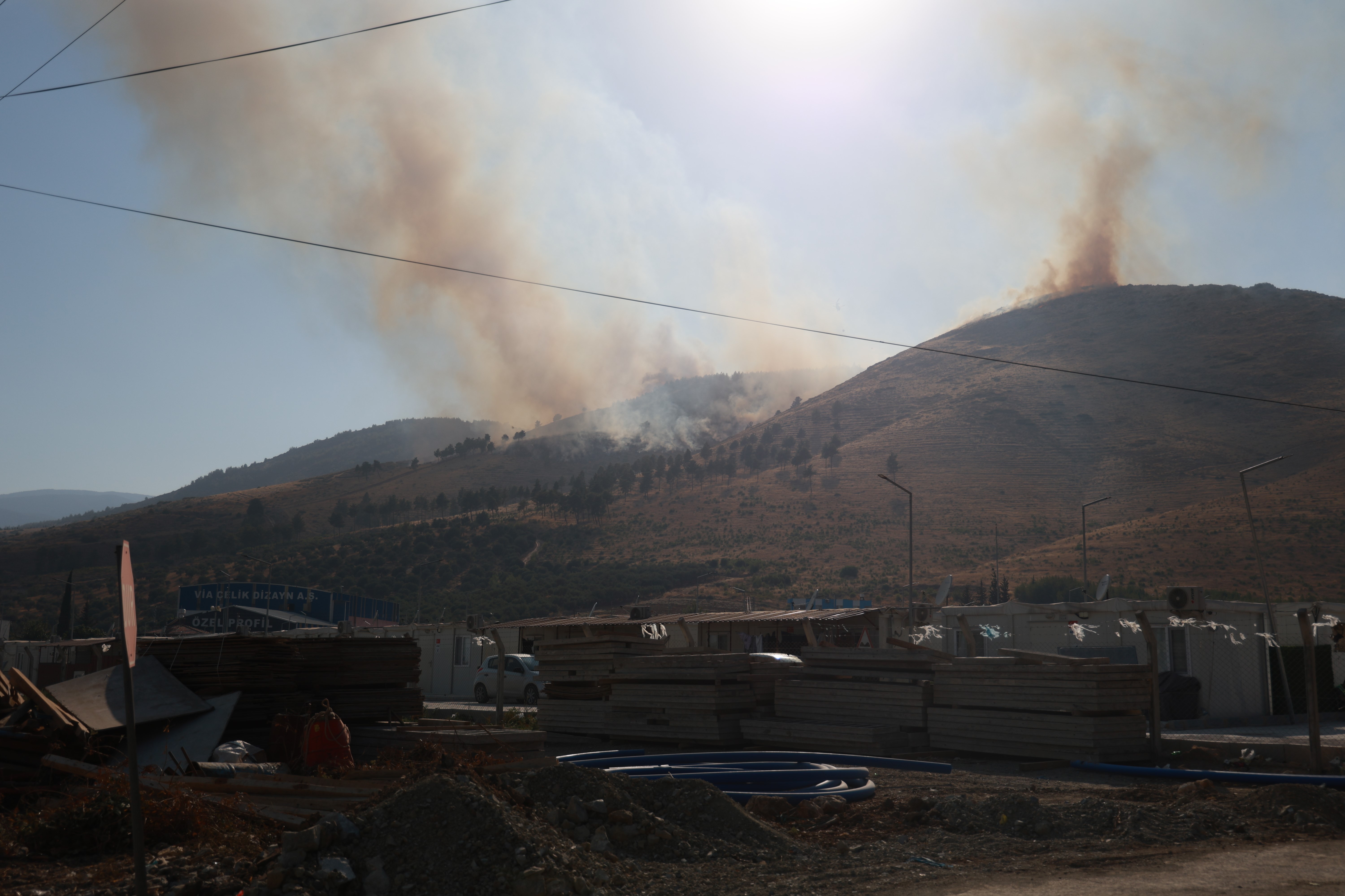Hatay'ın Antakya ilçesinde meydana gelen orman yangını rüzgar nedeniyle büyüdü