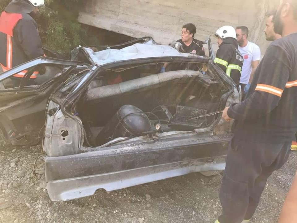 Hatay'ın Erzin ilçesinde, Mehmet Ulusoy hurdaya dönen araçtan sağ çıkamadı