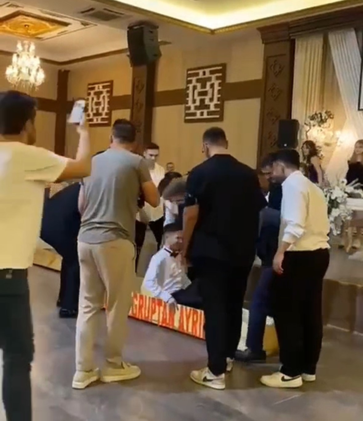 Düzce’de damat tabutun içine girerek poz verdi