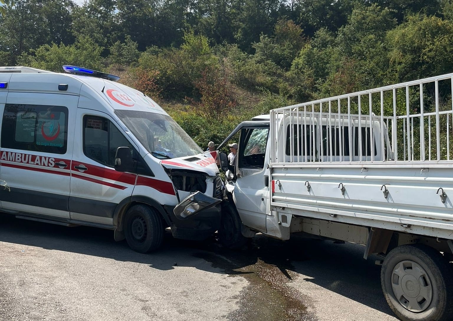 Bursa'nın İnegöl ilçesinde, 2 ambulans ile kamyonetin çarpıştığı kazada 7 kişi yaralandı