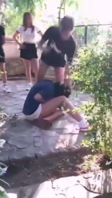 Muğla’nın Marmaris ilçesinde 6 kız erkek meselesi yüzünden 2 kızı dövdü