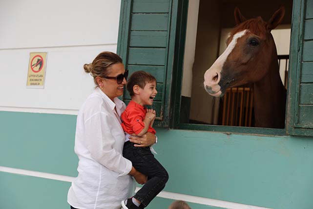 Samsun'dan özel çocuklara atla terapi desteği