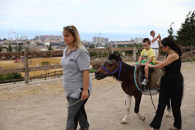 Samsun'dan özel çocuklara atla terapi desteği