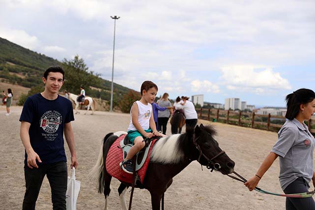 Samsun'dan özel çocuklara atla terapi desteği