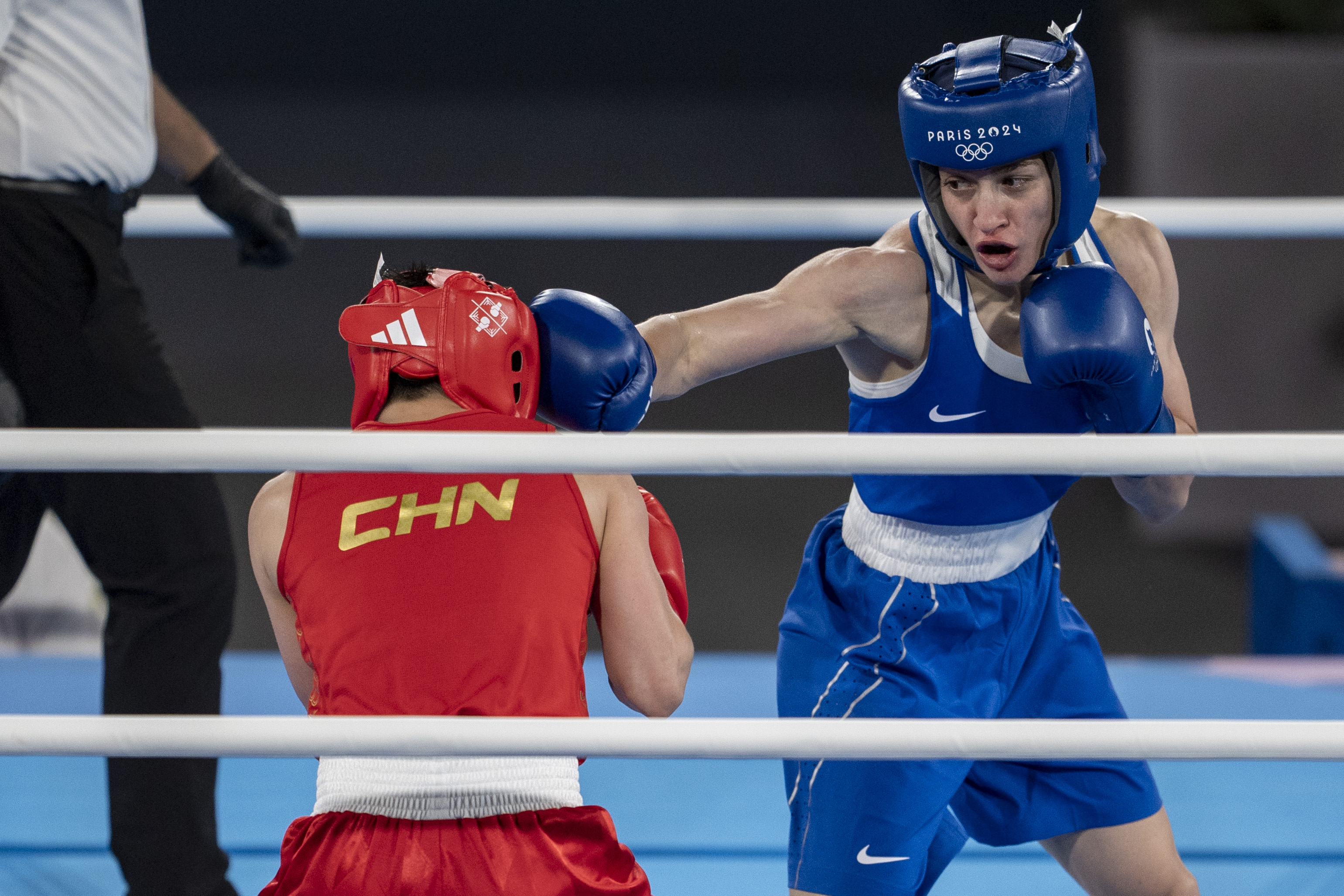 Milli boksörümüz Buse Naz Çakıroğlu ve antrenörü haklarının yendiğini açıkladı