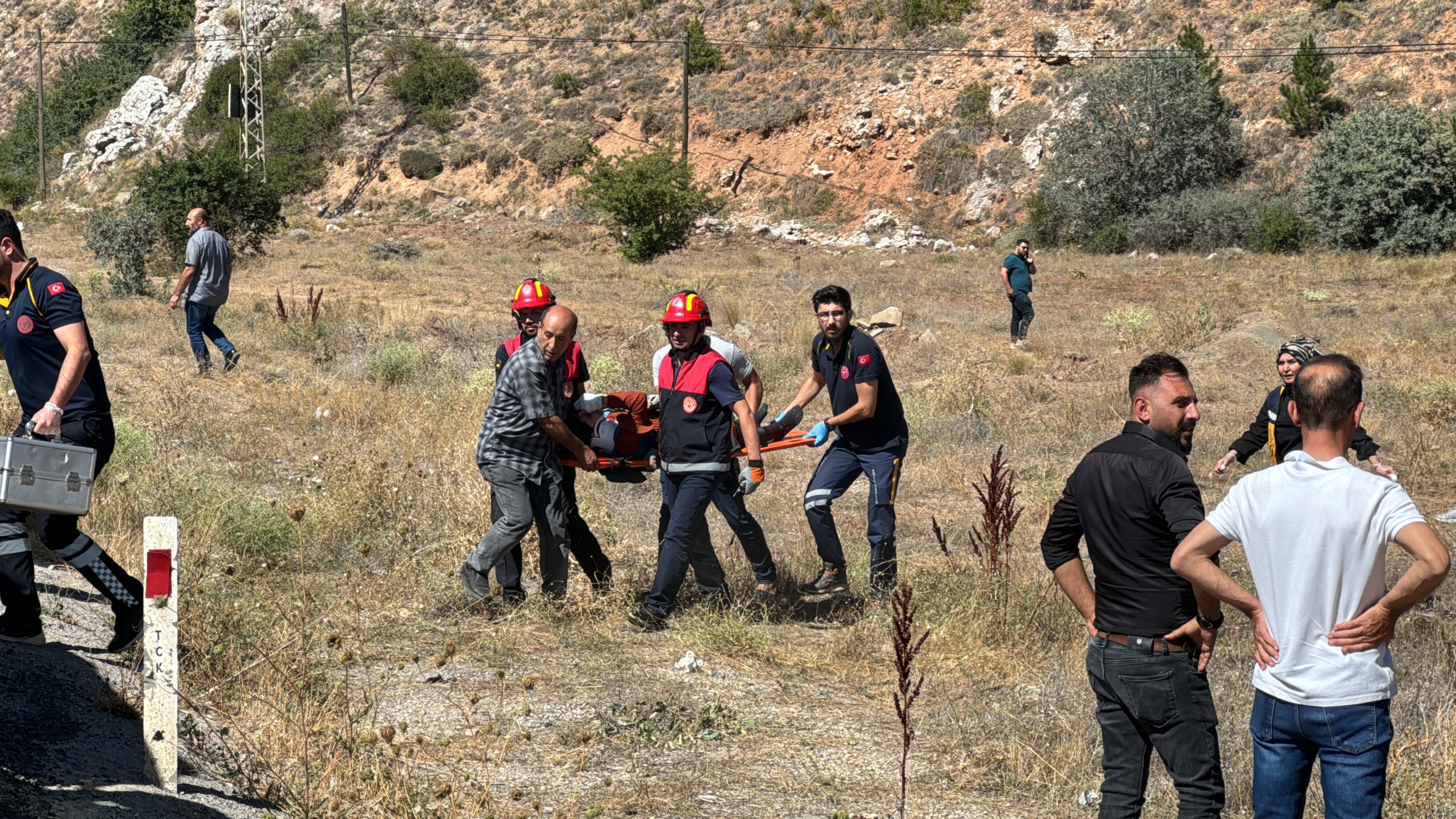 Sivas'ta araç takla attı! 4'ü çocuk 6 kişi yaralandı