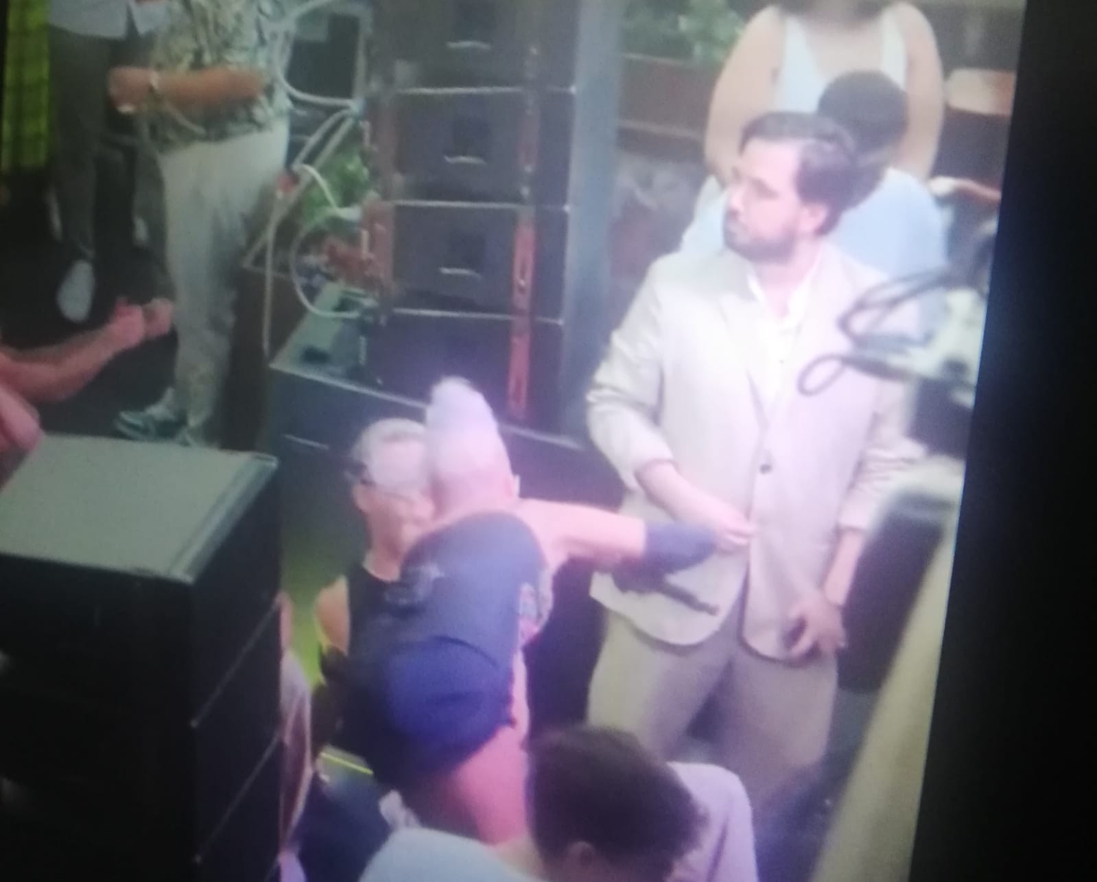 Hande Yener sahnede düştü