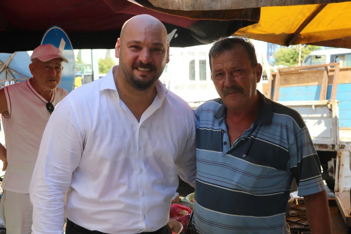 Serhat Türkel vatandaşların taleplerini dinliyor