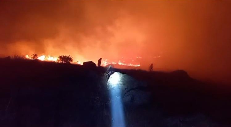 Melendiz Dağı'nda çıkan yangında arazi şartları itfaiyeyi zorluyor