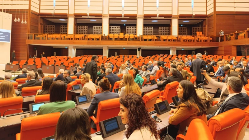 Meclisteki Can Atalay oturumunda kavga çıktı Alpay Özalan Ahmet Şık'ı yumrukladı