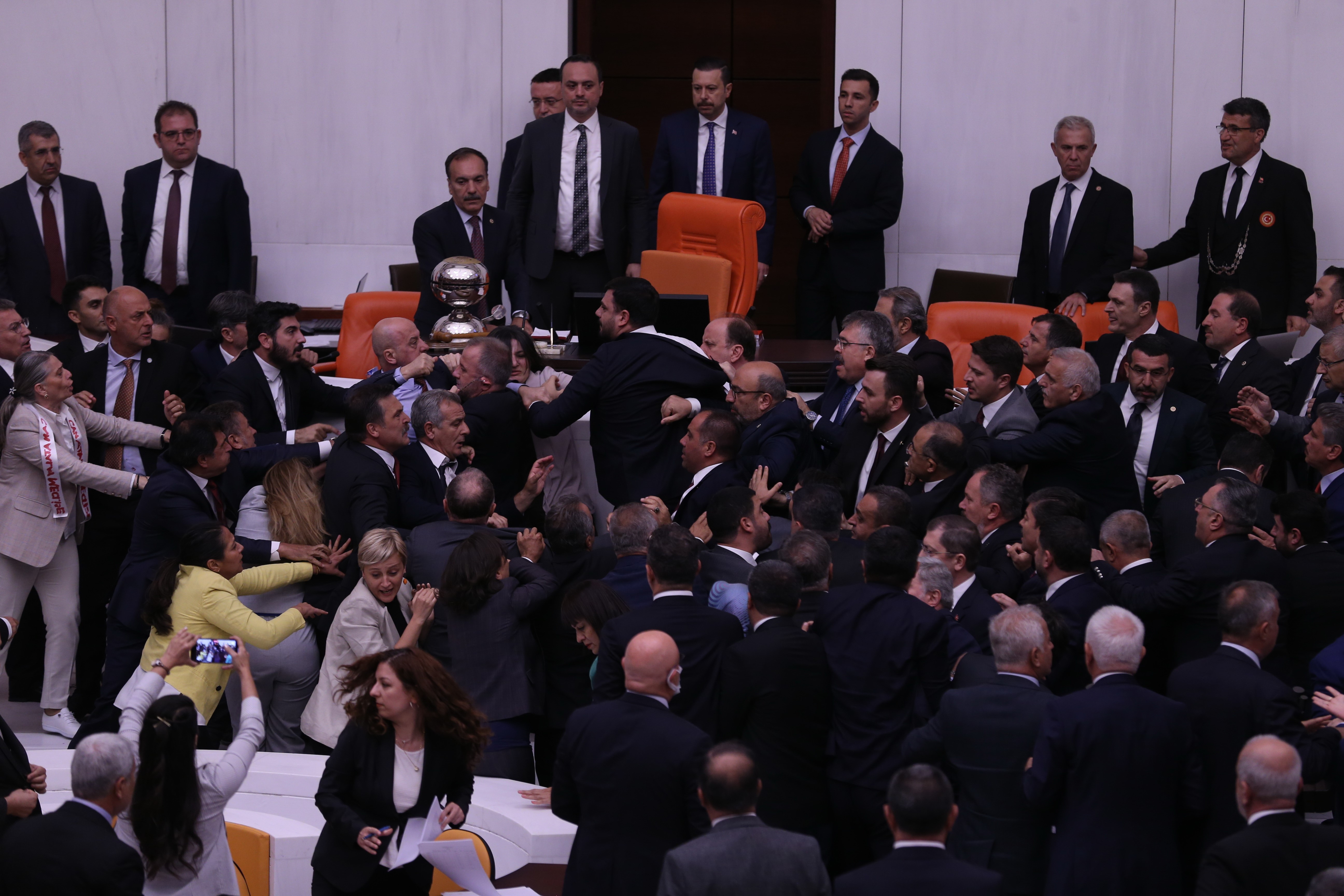 TBMM'de kavgaya eden Alpay Özalan ve Ahmet Şık'a kınama cezası verildi