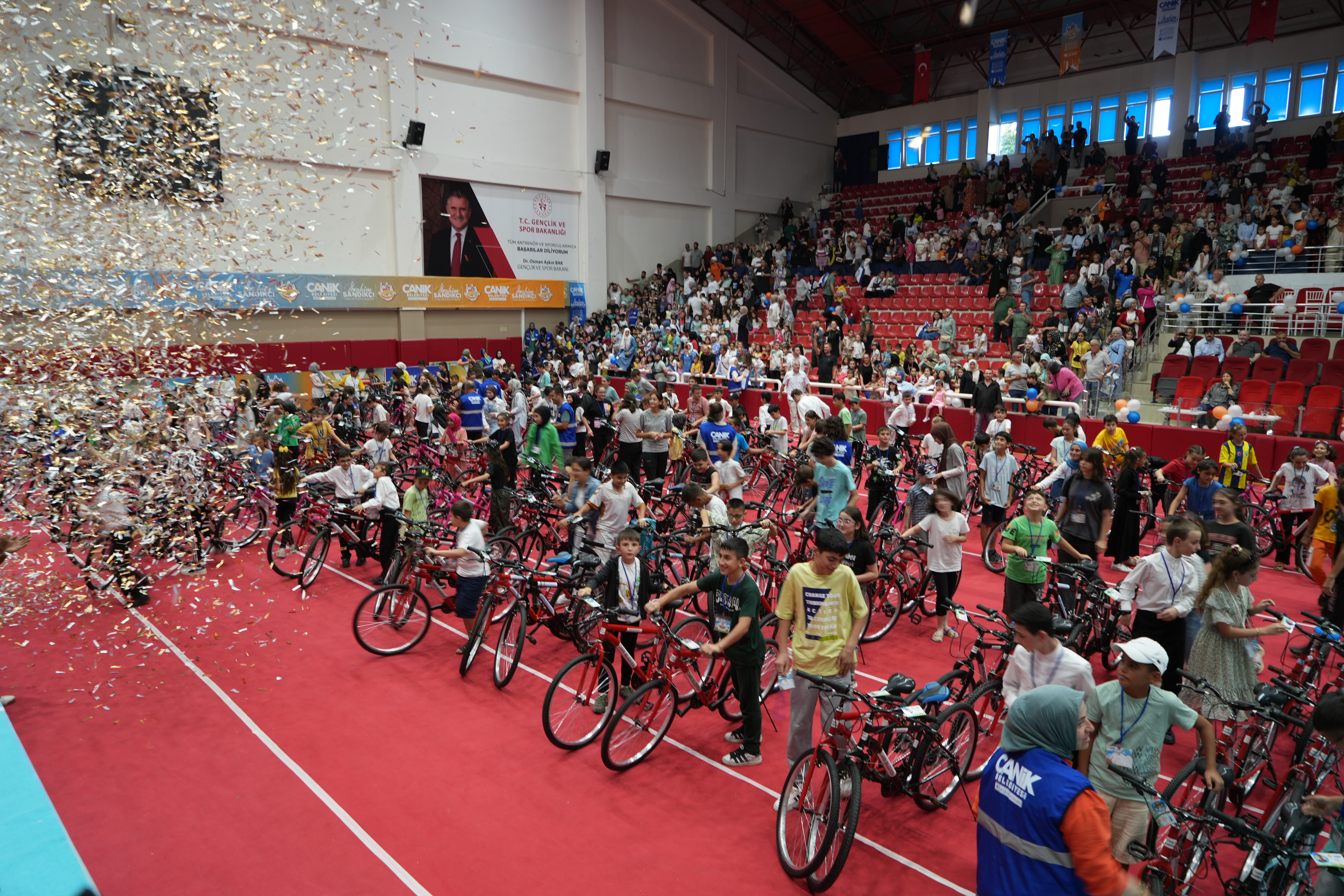 Samsun Canik'te 3 bin çocuk hediyelerine kavuştu