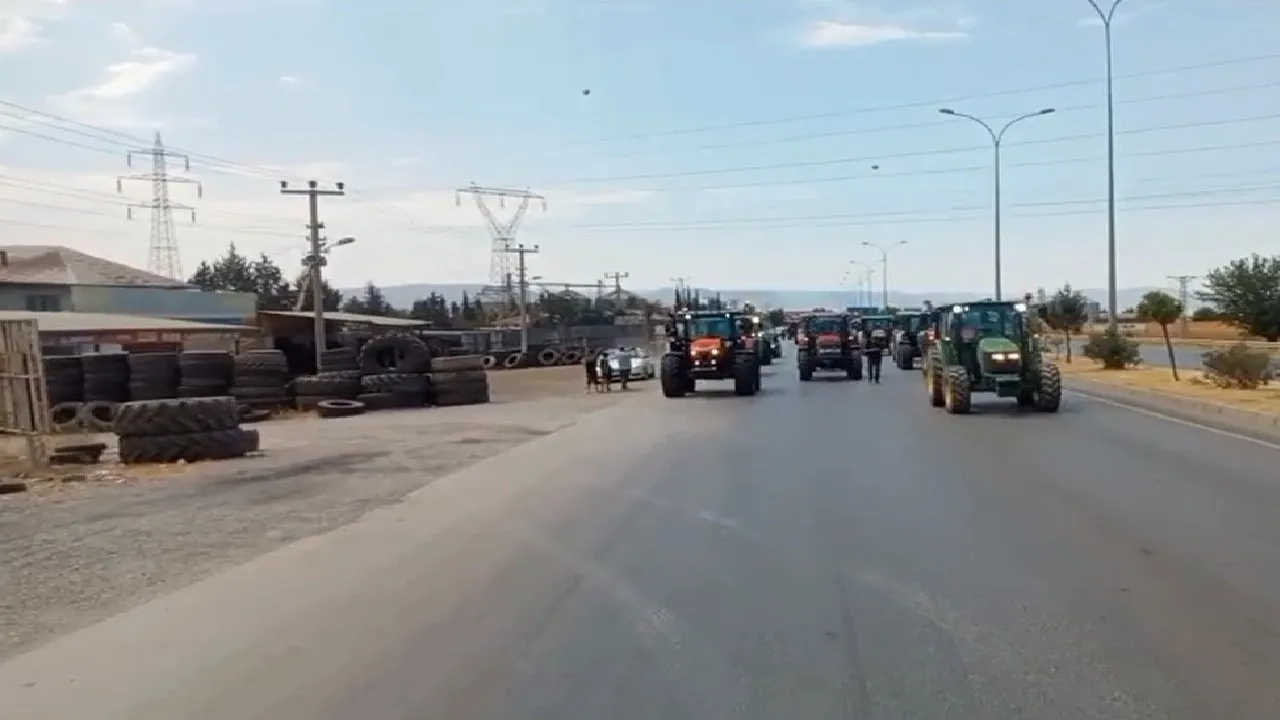Kahramanmaraş'ta çiftçiler traktörlerle yolu kapatarak eylem yaptı