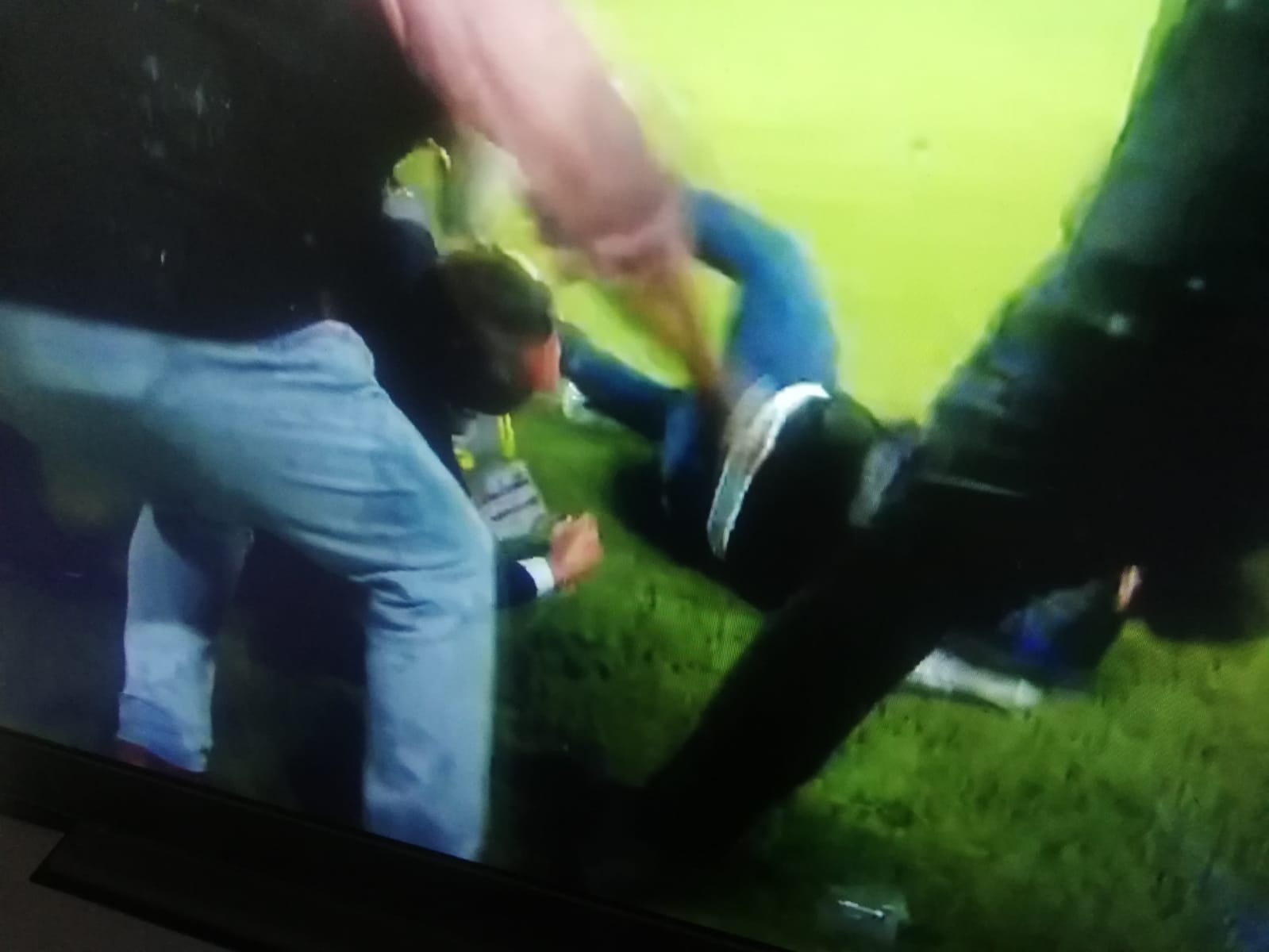 Göztepeli taraftarlar, sahaya inen Ali Koç'a saldırdı