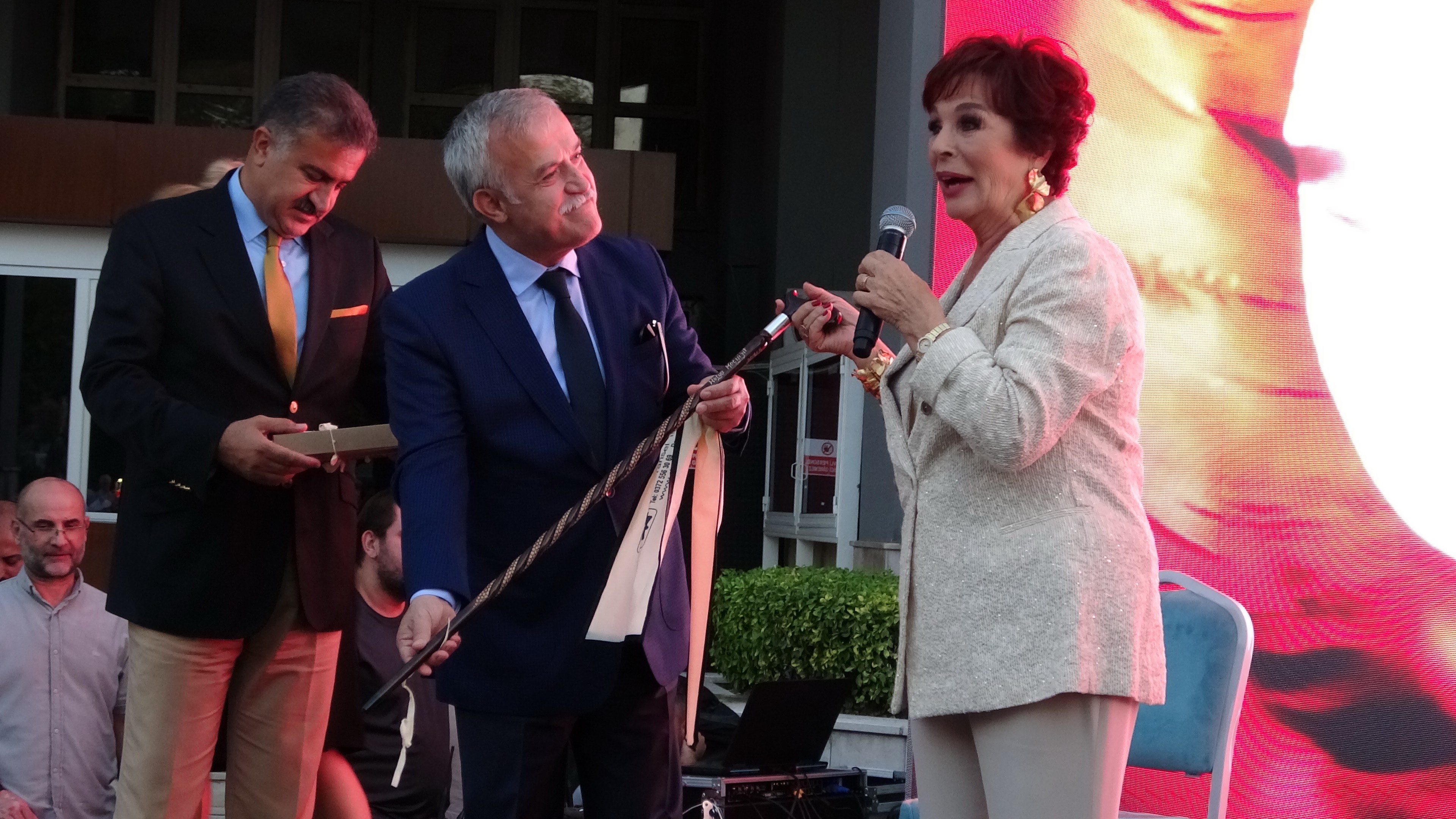 Hülya Koçyiğit, hayranlarını 58 yıl önceye götürdü