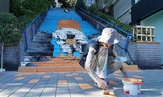 Merdivenlerdeki Filistin bayrağını boyadılar