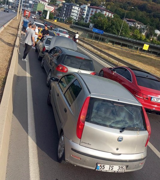 Samsun'da zincirleme trafik kazası 5 araç birbirine girdi