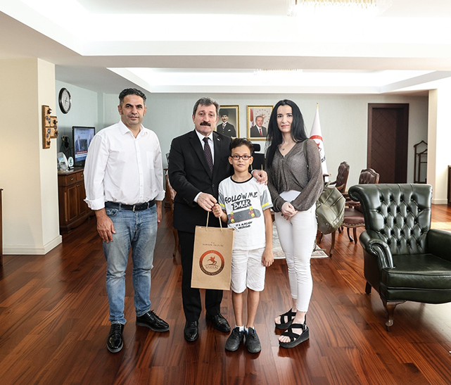 Samsunlu minik piyanist Yusufhan Çakır, Uluslararası Piyano Yarışmasını kazandı