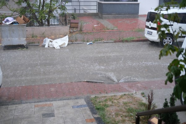 Samsun'da şiddetli sağanak yağış hayatı olumsuz etkiledi