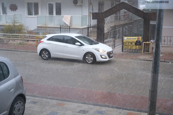 Samsun'da şiddetli sağanak yağış hayatı olumsuz etkiledi