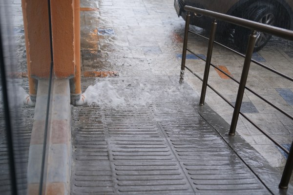 Samsun'da şiddetli sağanak yağış hayatı olumsuz etkiledi