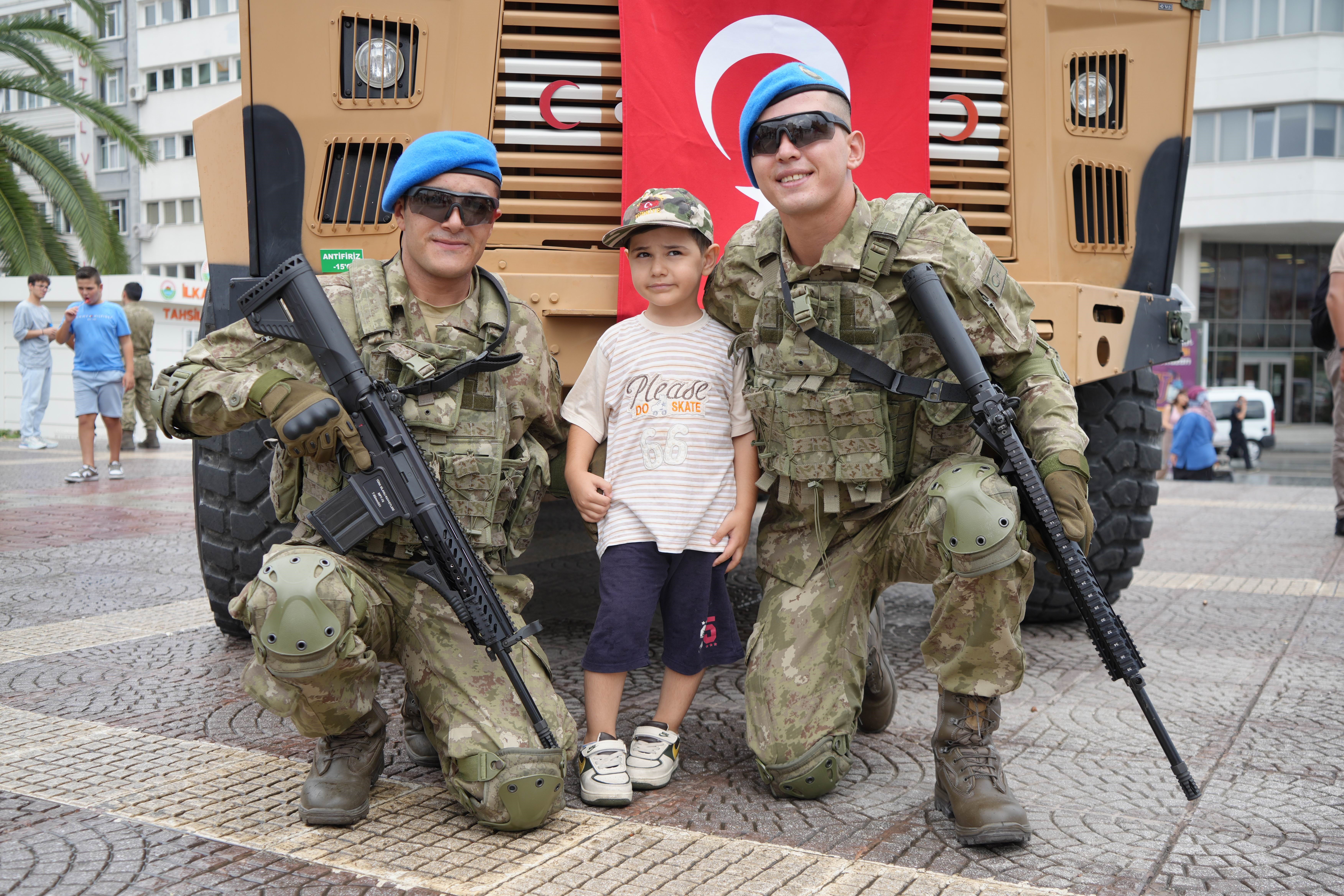 Samsun'da vatandaşlar Zafer Bayramı programında askerlerle buluştu