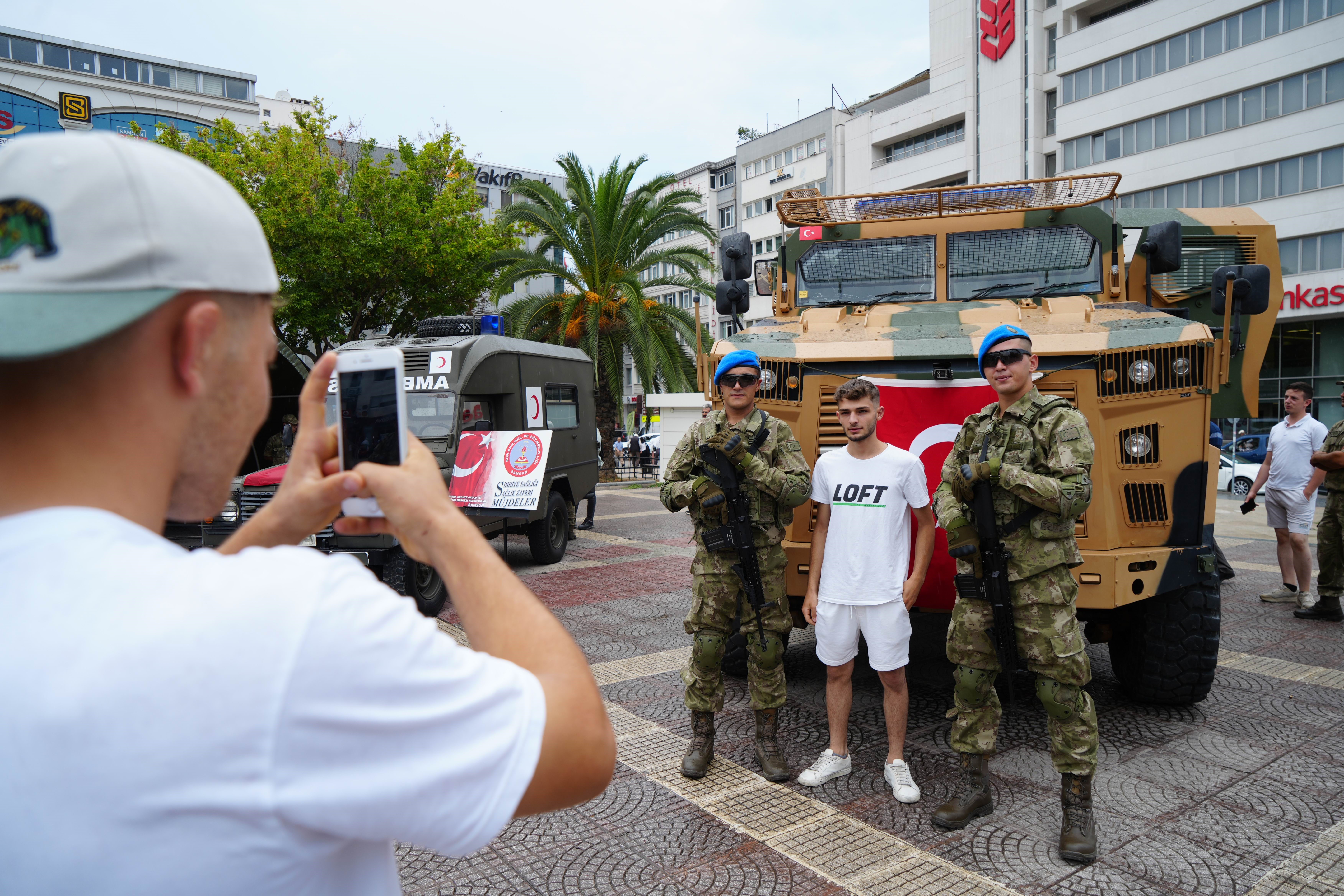 Samsun'da vatandaşlar Zafer Bayramı programında askerlerle buluştu