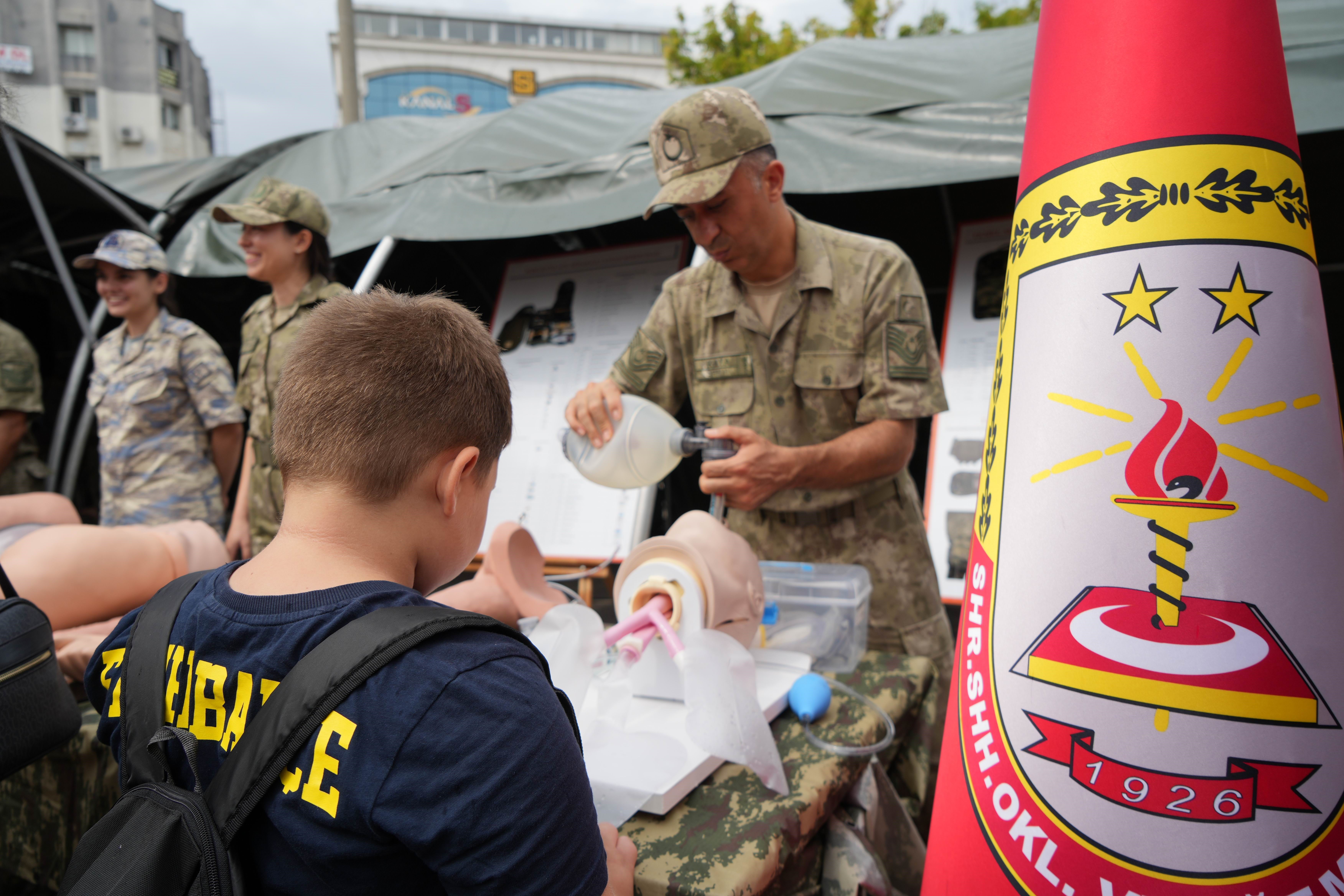 Samsun'da vatandaşlar Zafer Bayramı programında askerlerle buluştu