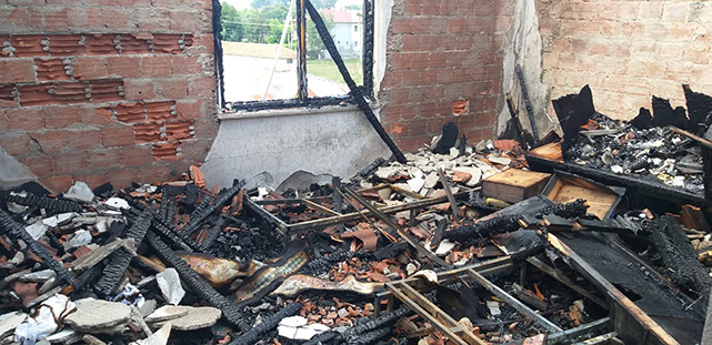 Samsun’da bir ev küle döndü! Aile yardım bekliyor