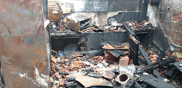 Samsun’da bir ev küle döndü! Aile yardım bekliyor