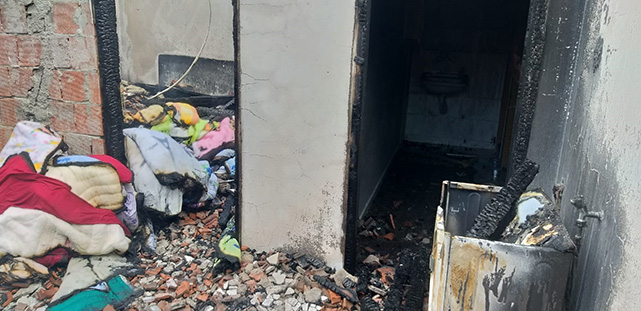 Samsun’da bir ev küle döndü! Aile yardım bekliyor