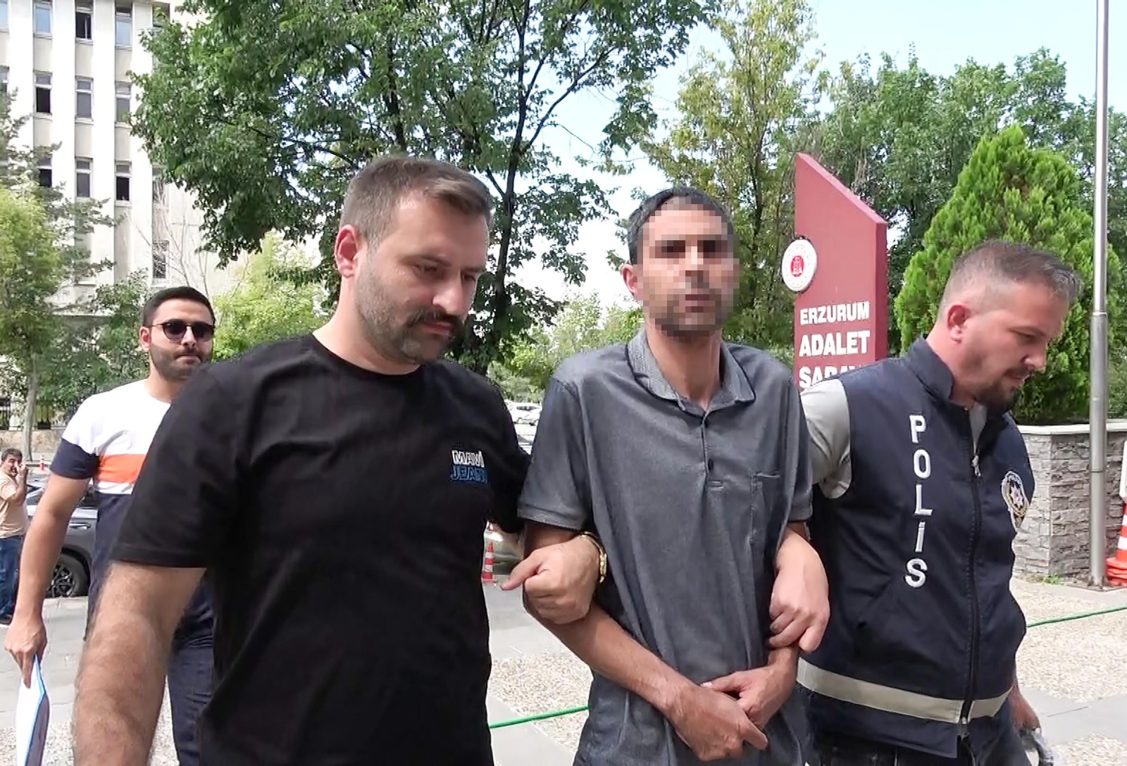 Bir kadın 'Kocandan boşanıp beni alacaksın' diyen akrabasına satırla saldırdı