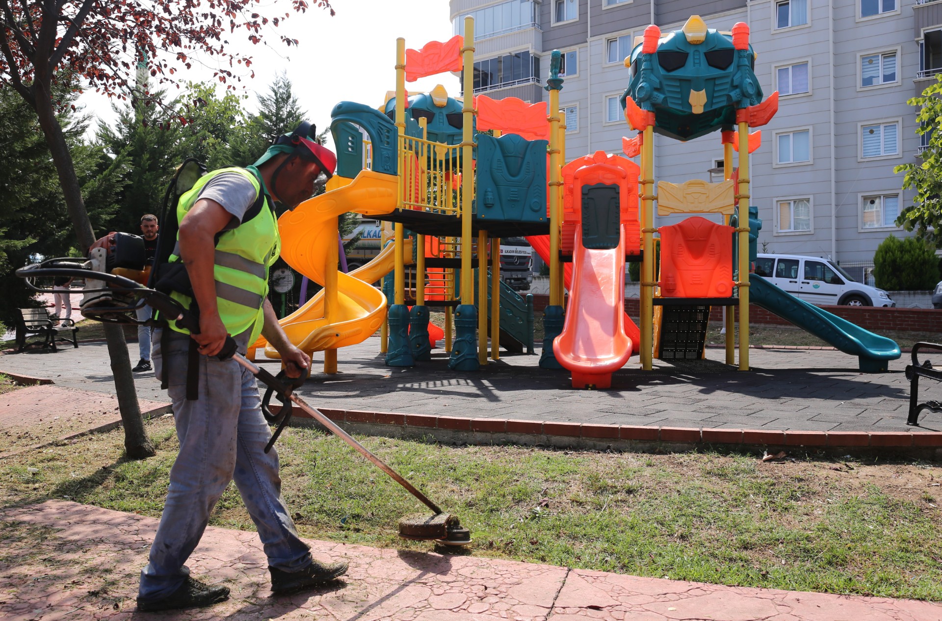 İlkadım’da parklar hem temizleniyor hem onarılıyor