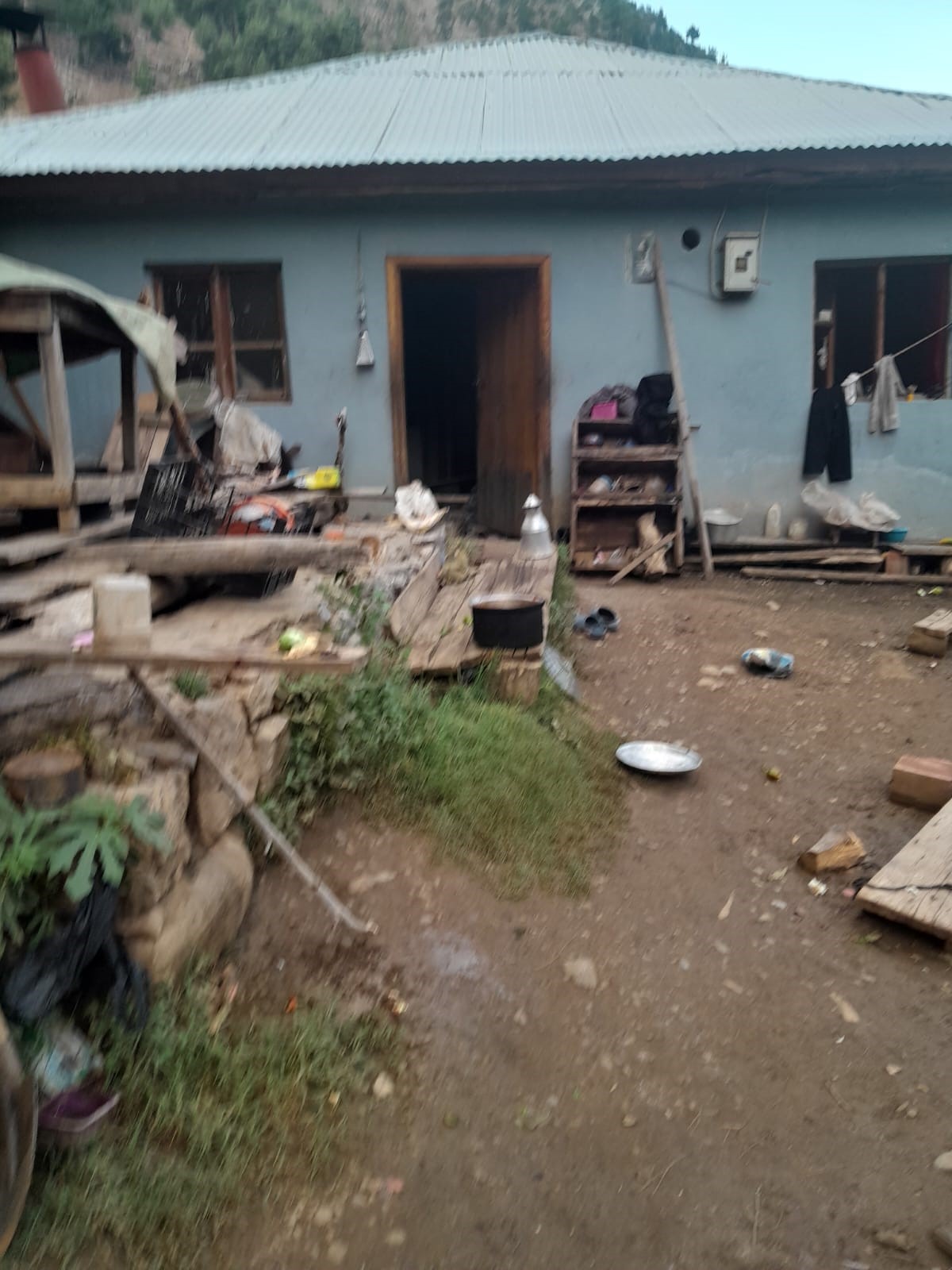 Evin üzerine kaya düştü