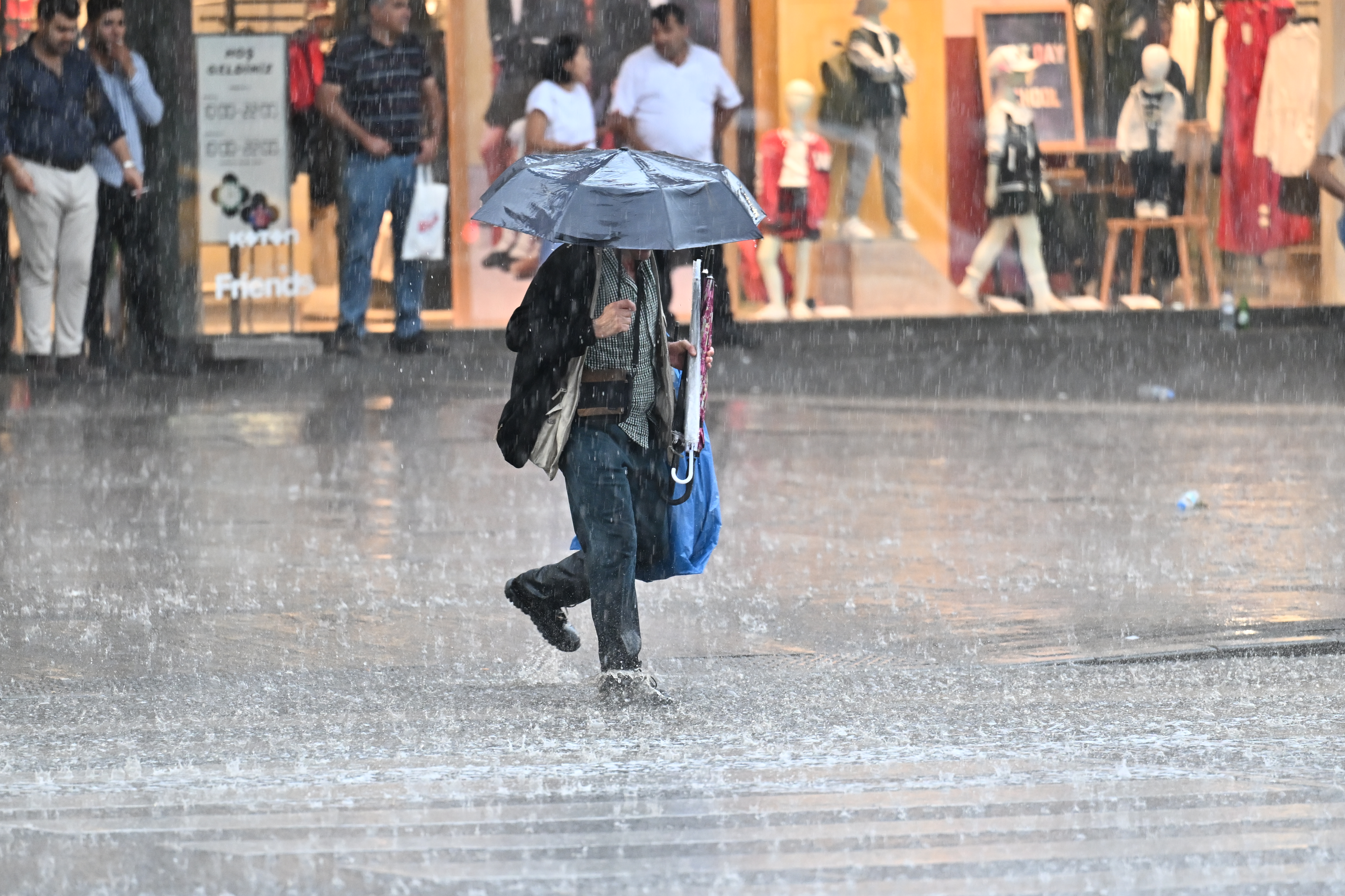 Ankara'da sağanak yağış hayatı felç etti