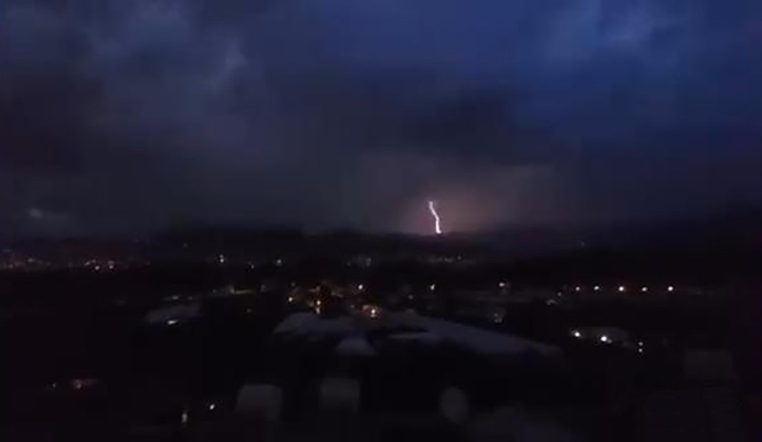 Denizde hortum oluştu, şimşekler geceyi aydınlattı