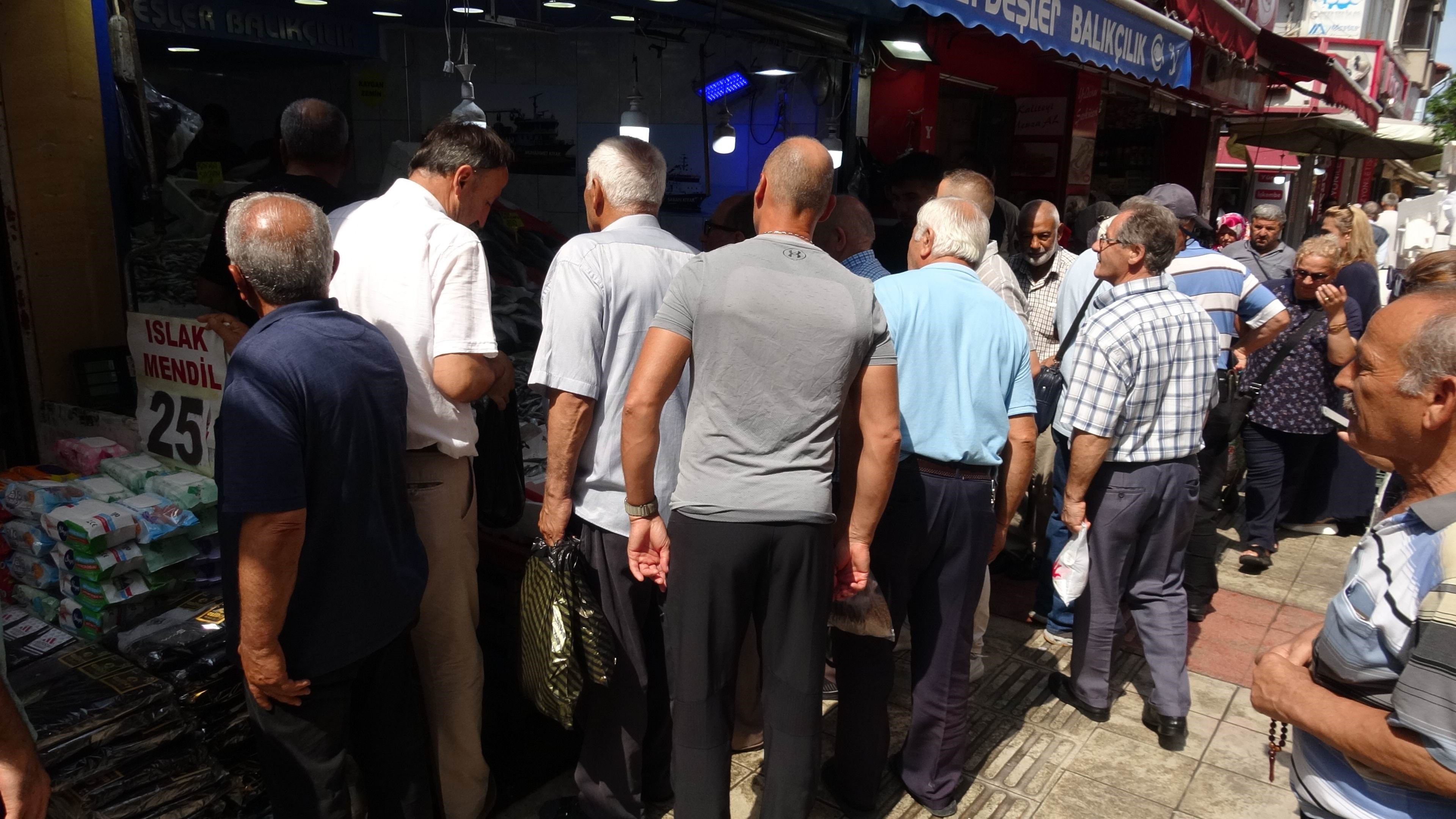 Samsun'da palamutun tanesi 50 TL'ye düşünce kapış kapış satıldı