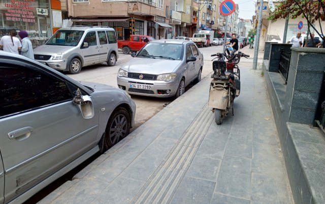 Yabancı uyruklu kız çocuğu elektrikli bisikletle iki araca çarptı