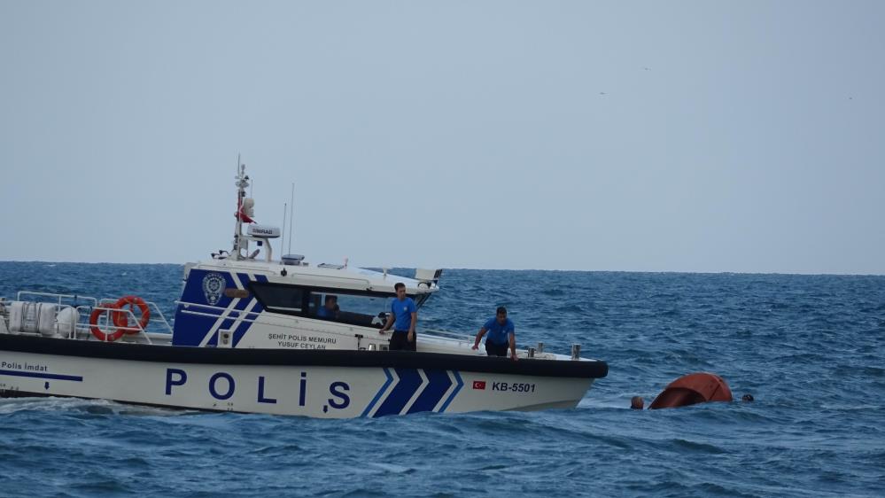 Samsun'da dalgalı denizde bot alabora oldu! Can pazarı