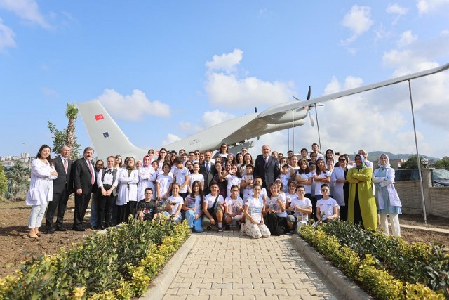 Samsun'a gelen Bakan Kacır Canik'te Akıncı TİHA önünde poz verdi