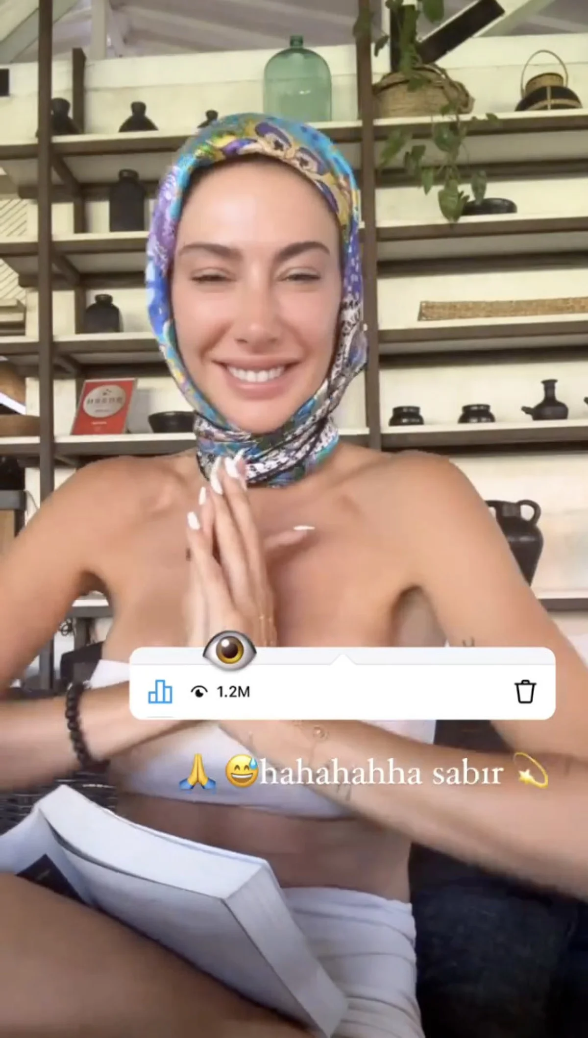 Şeyma Subaşı’nın başı kapalı altında büstiyer kombini gündem oldu!