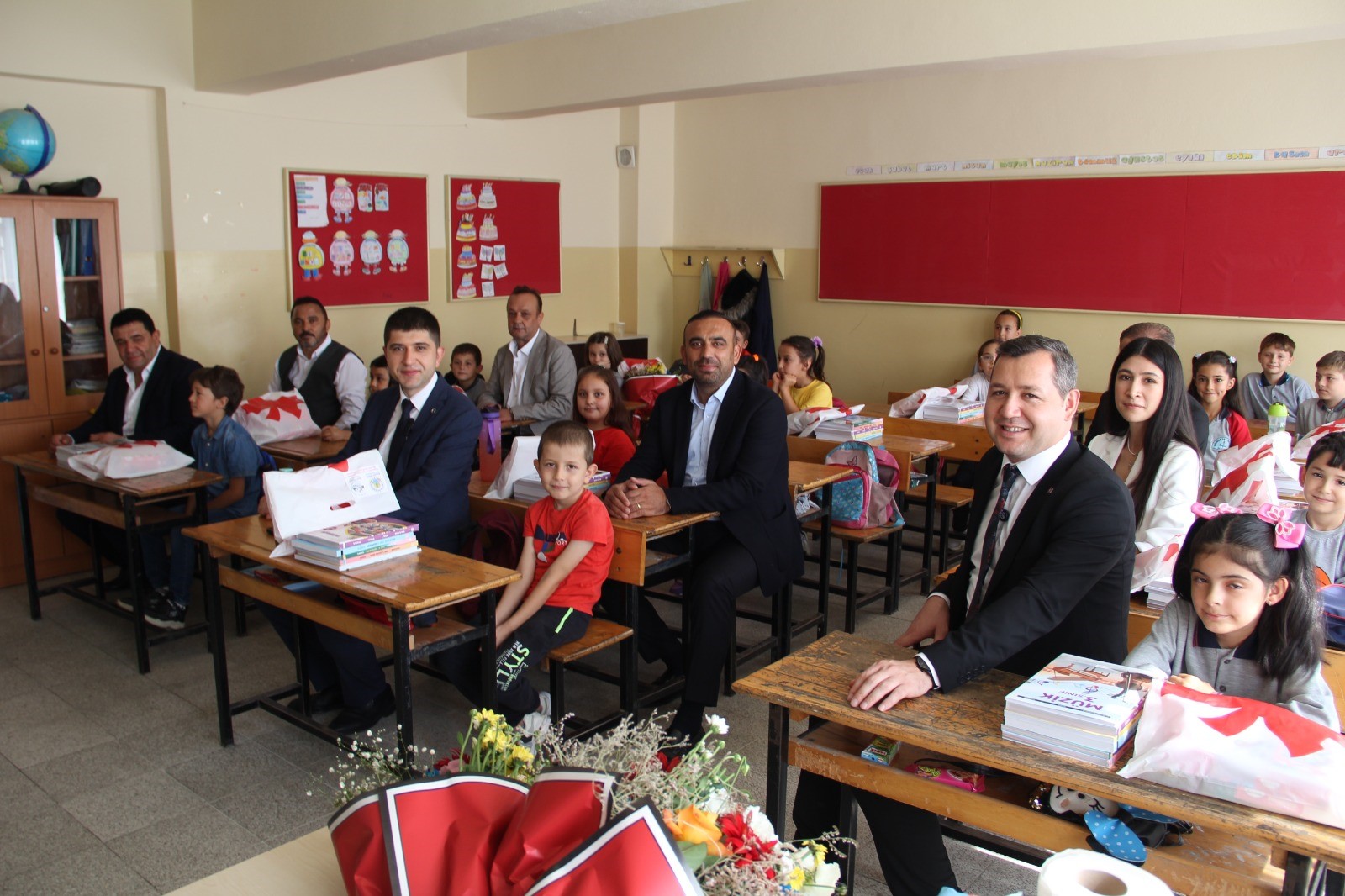 Samsun’da hayırseverlerden bin 850 öğrenciye kırtasiye desteği