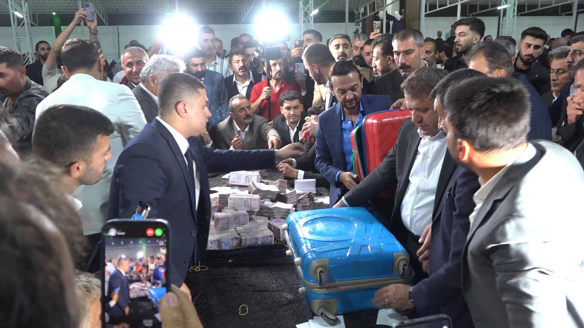 Aşiret düğününde geline 2 kilo altın, damada 15 milyon TL takıldı! Paralar valizlere sığmadı