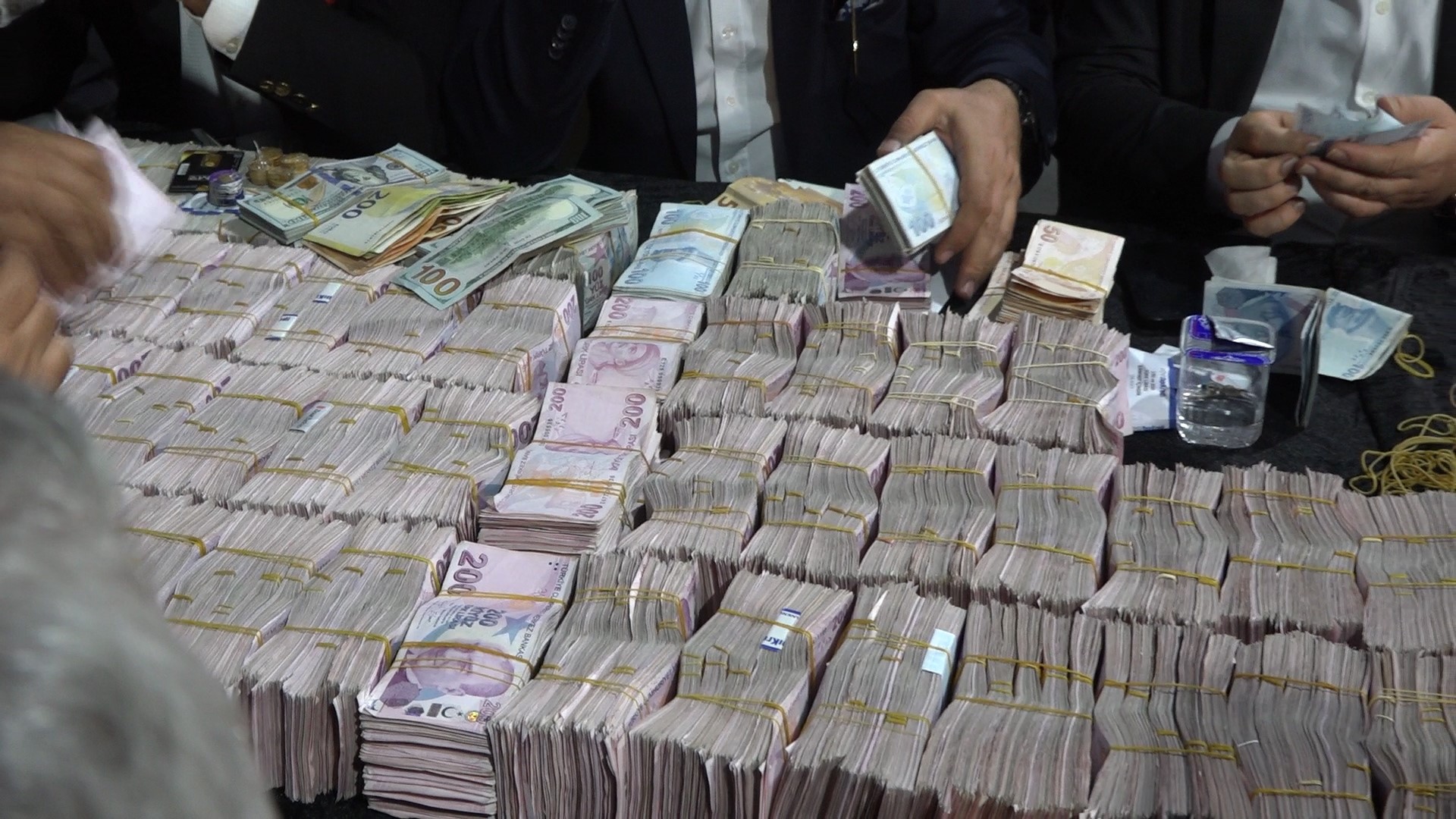 Aşiret düğününde geline 2 kilo altın, damada 15 milyon TL takıldı! Paralar valizlere sığmadı