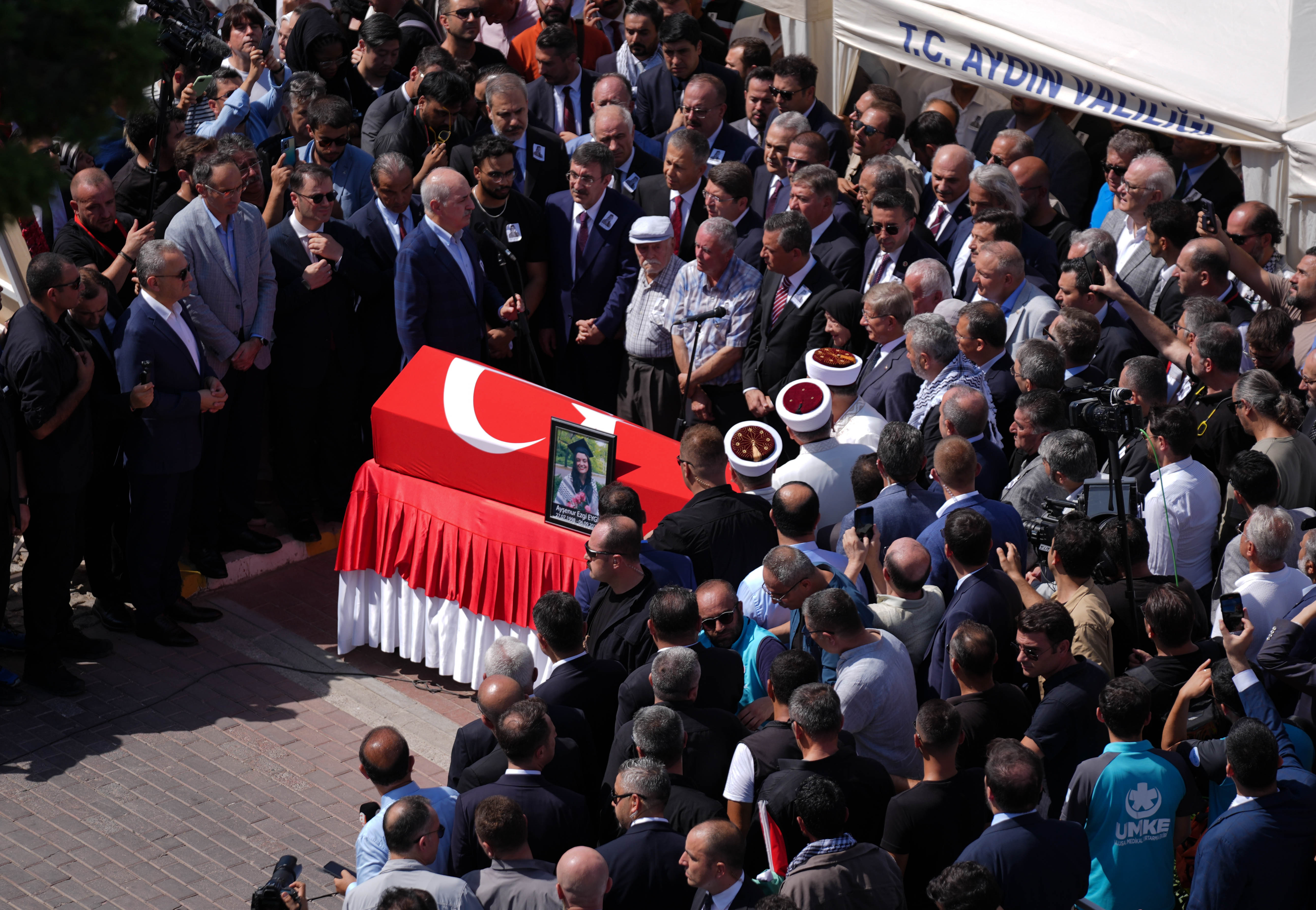 İsrail'in öldürdüğü Ayşenur son yolculuğuna uğurlandı