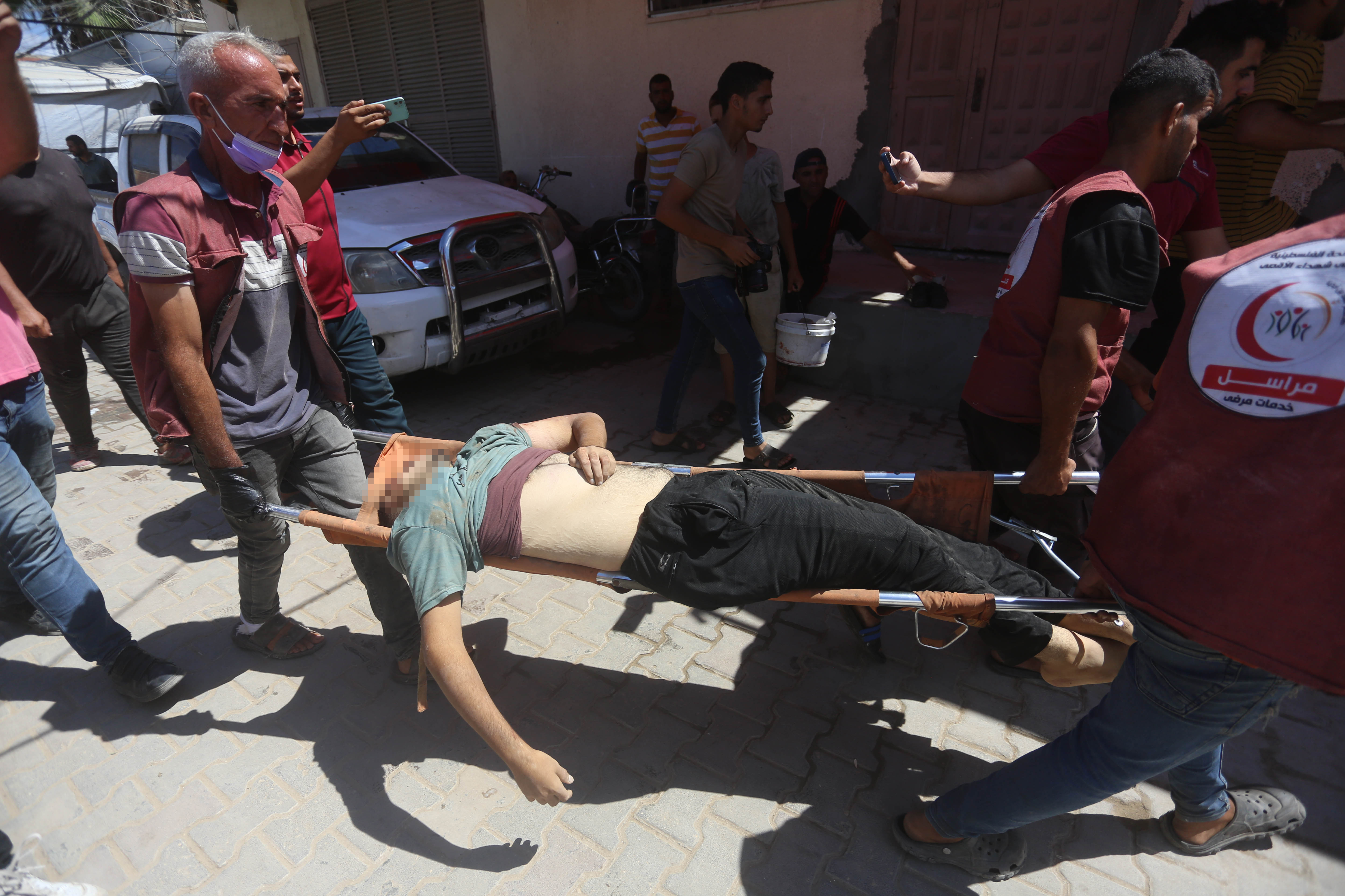 İsrail'in Gazze'ye düzenlediği hava saldırısında 5 hayatını kaybetti